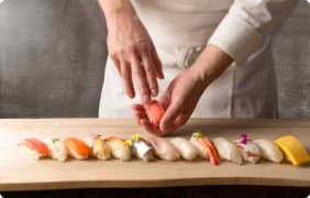 職人が握り寿司を作る様子